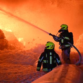 Hašení požáru na skládce