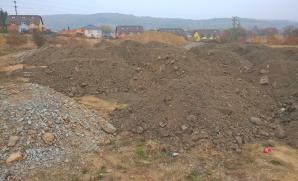Nelegální návoz stavebního odpadu s příměsemi betonu ve Lhotě u Dobřan.