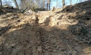 Navážka výkopového materiálu se stavebním odpadem na lesní pozemek