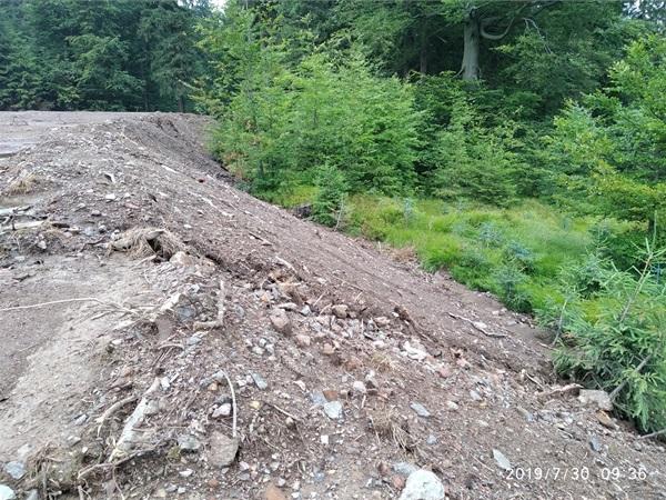 Odpadní zeminu s příměsí stavebních materiálů uložila firma na pozemky, které k tomu nebyly určeny.jpg