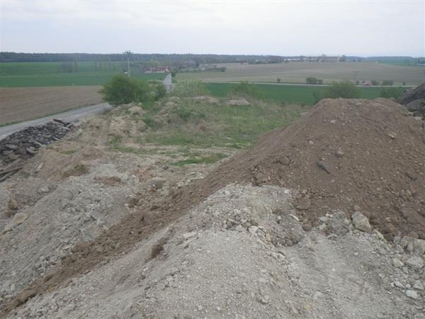 Firma soustřeďovala odpadní výkopovou zeminu ze stavby kanalizace a ČOV také v obci Smržov na pozemcích v k. ú. Lejšovka.JPG