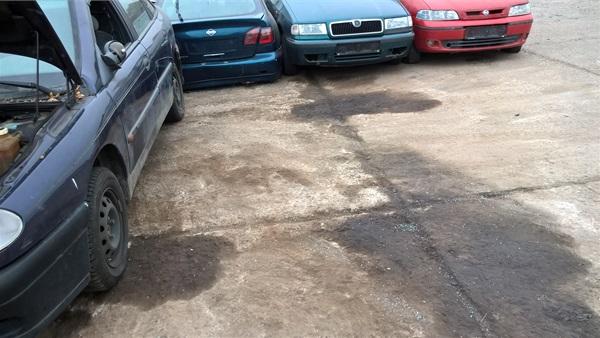 Firma pod autovraky neumístila vany ani žádné jiné prostředky zabraňující únikům provozních kapalin do okolního prostředí.jpg